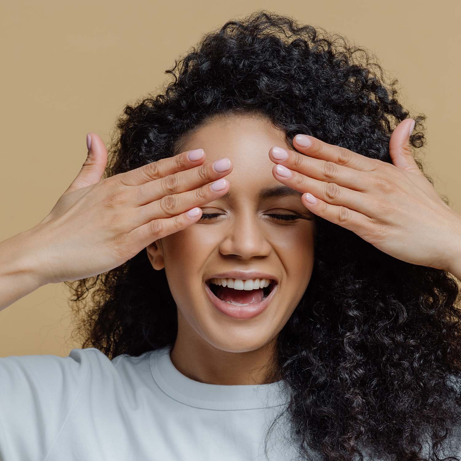 Retrato de una persona sonriendo, con fondo neutro
